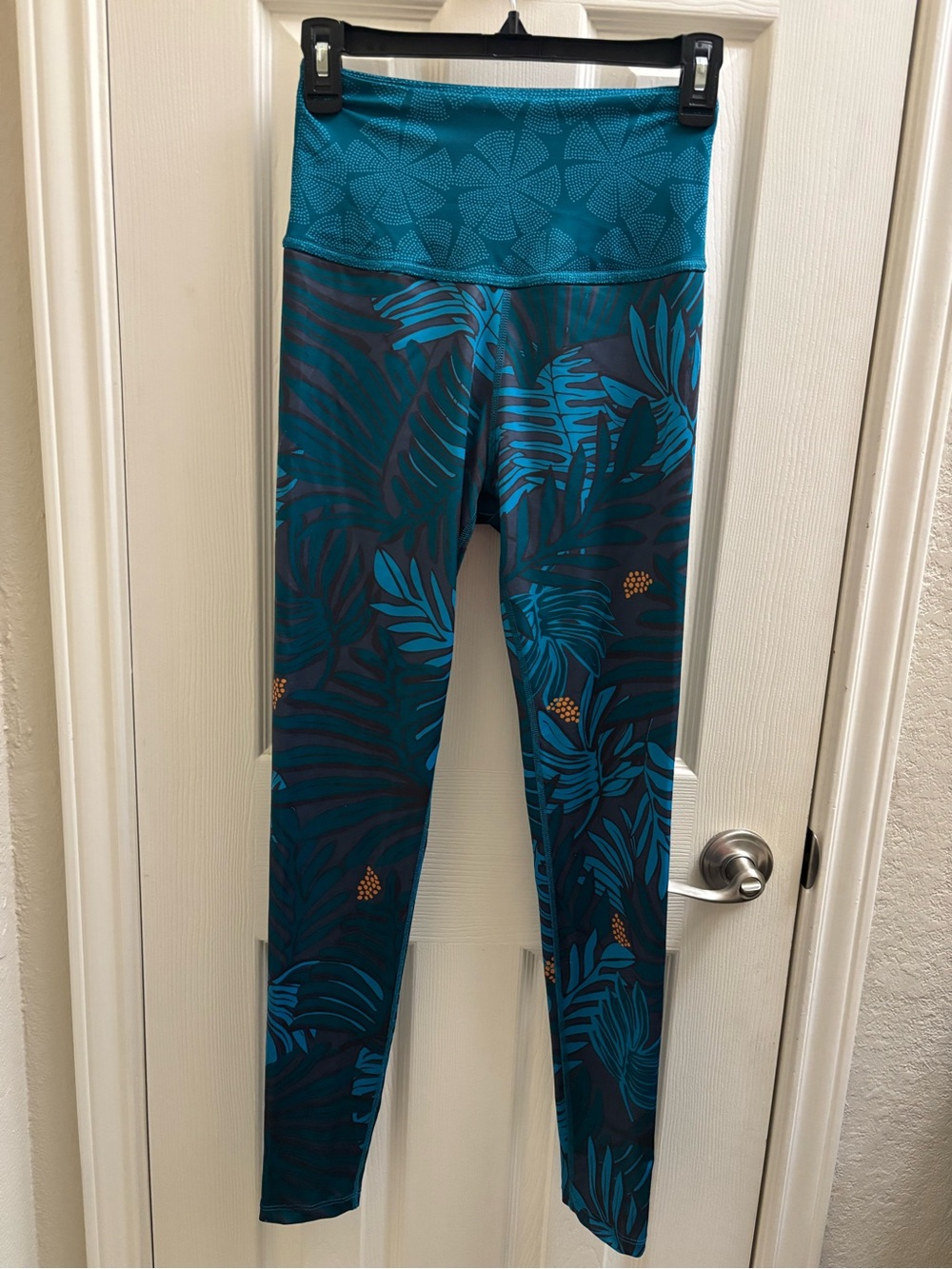 Beyond Yoga Teal & Dark Teal Tropical Leaf Leggings